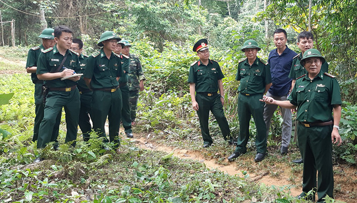 Đoàn công tác Bộ Quốc phòng và Bộ Tư lệnh BĐBP khảo sát tại thực địa chốt công tác Đồn Biên phòng Cà Roòng, xã Thượng Trạch, huyện Bố Trạch.