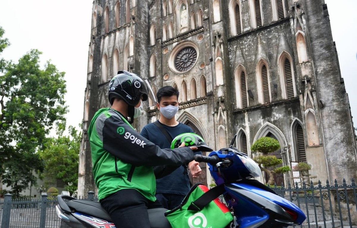 Hành khách nên đặt điểm đón và đợi xe ở vị trí an toàn với những ứng dụng gọi xe. (Ảnh: PV/Vietnam+)