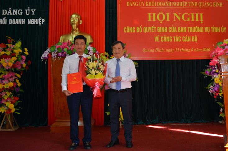 Đồng chí Vũ Đại Thắng, Ủy viên dự khuyết Ban Chấp hành Trung ương Đảng, Bí thư Tỉnh ủy trao Quyết định và tặng hoa chúc mừng đồng chí Trần Quốc Tuấn, Tỉnh ủy viên, vừa nhận nhiệm vụ Bí thư Đảng ủy Khối Doanh nghiệp tỉnh.