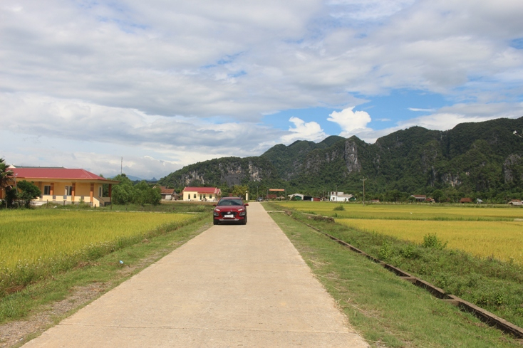 Con đường giao thông chính về xã Tân Hóa được bê tông rộng rãi, thoáng đãng.