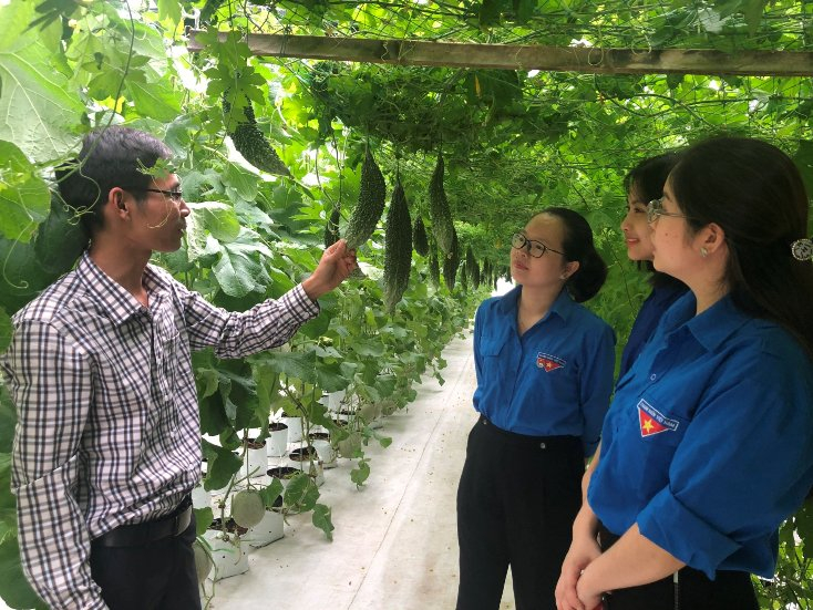  ĐVTN tham quan mô hình mô hình chuyển giao khoa học kỹ thuật nông nghiệp ứng dụng công nghệ cao.