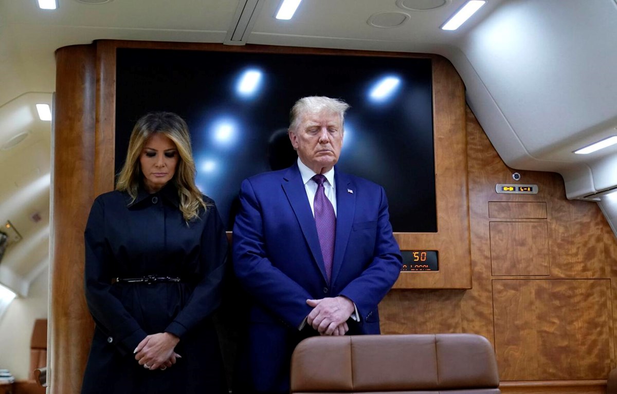  Tổng thống Mỹ Donald Trump cùng đệ nhất phu nhân Melania Trump mặc niệm các nạn nhân vụ khủng bố 11-9. (Nguồn: AP)