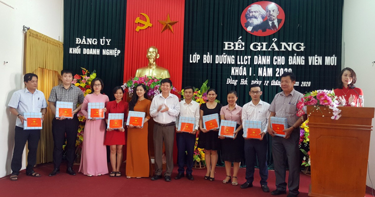 Đại diện lãnh đạo Đảng uỷ Khối Doanh nghiệp tỉnh khen thưởng 10 học viên tiêu biểu lớp bồi dưỡng lý luận chính trị đảng viên mới khóa I-2020.