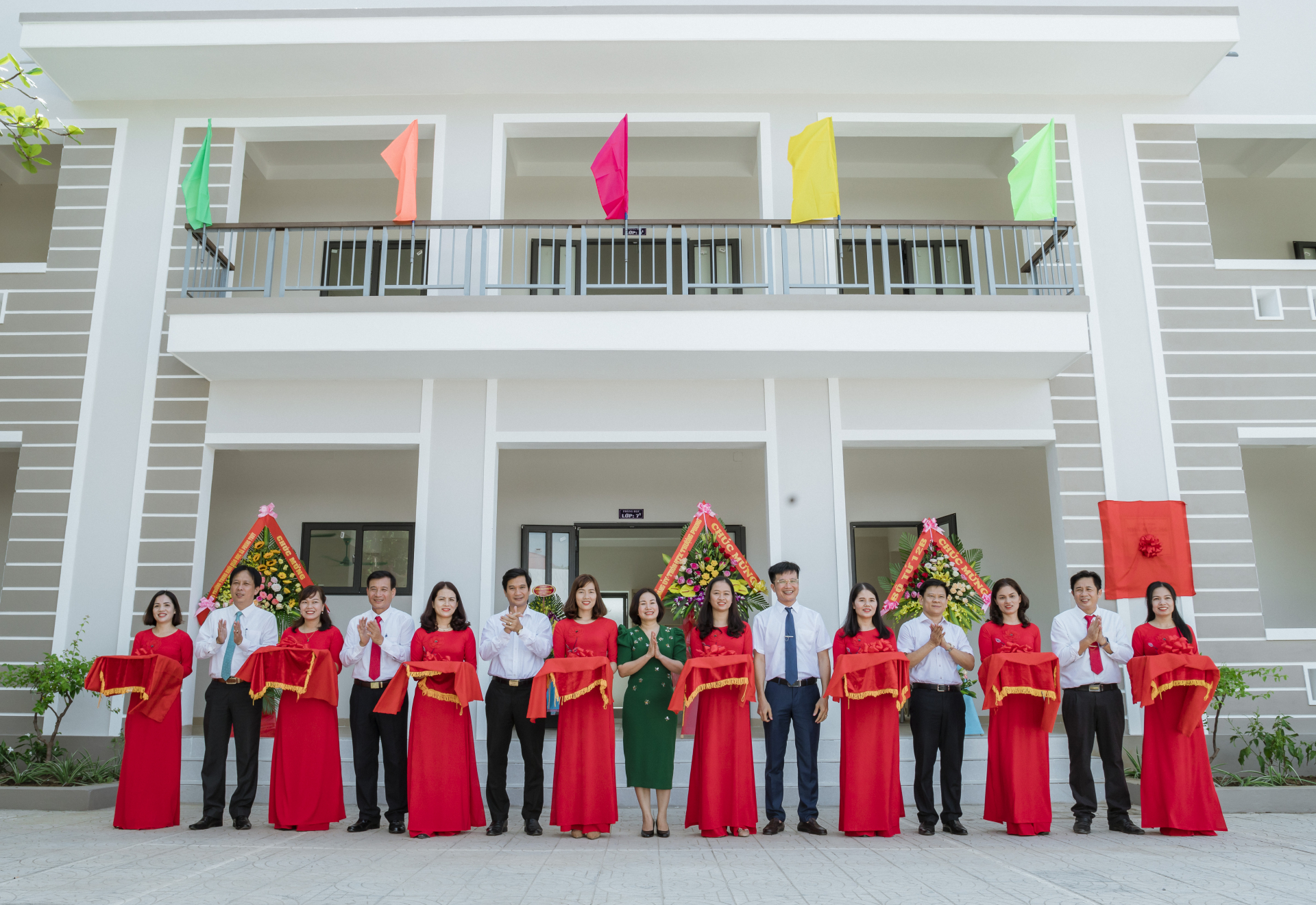 Cắt băng khánh thành nhà học H4, Trường THCS Phong Thủy.