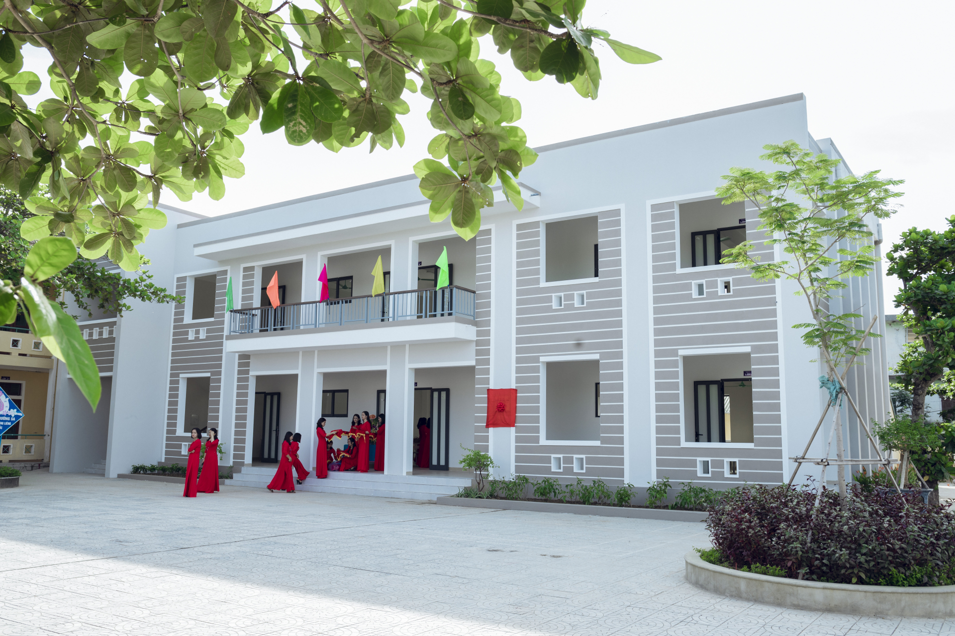 Nhà học H4 gồm 4 phòng học được trang bị các trang thiết bị hiện đại phục vụ dạy và học. 