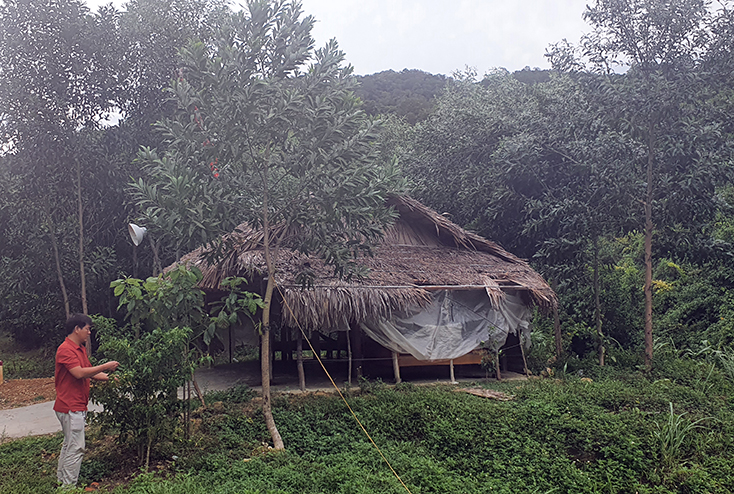 Do nằm biệt lập giữa rừng, nên cán bộ, nhân viên các trạm bảo vệ rừng gặp rất nhiều khó khăn trong cuộc sống. 