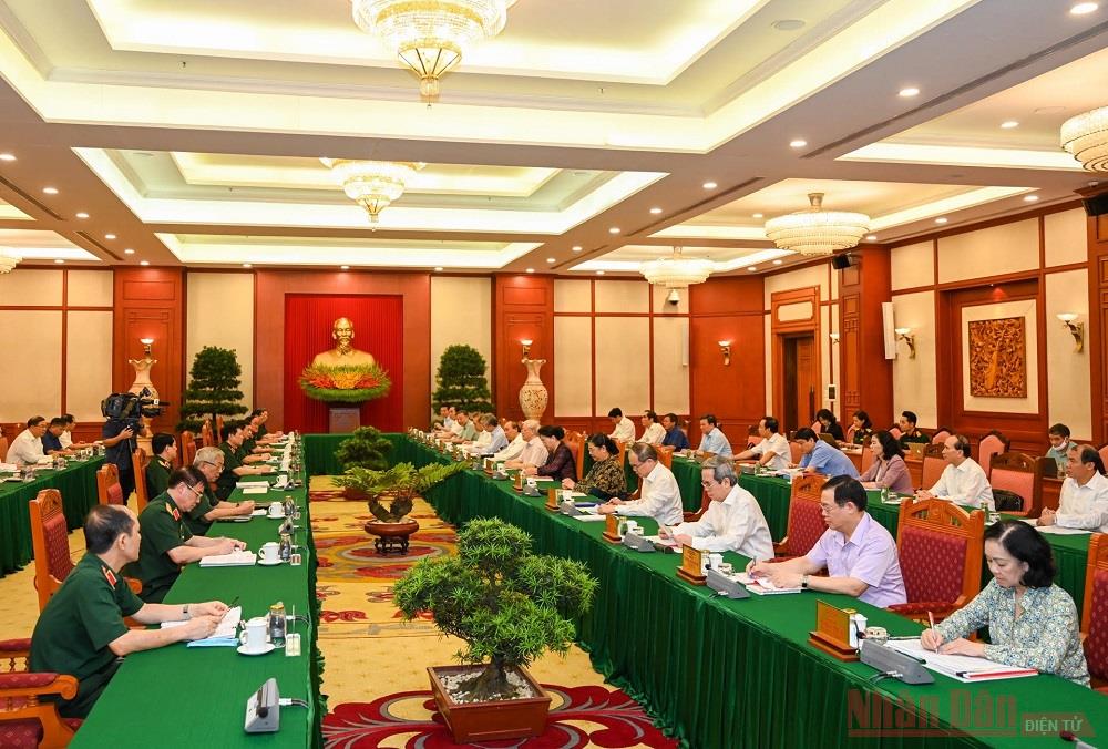 Tập thể Bộ Chính trị làm việc với Thường vụ Quân ủy Trung ương, sáng 12-9. (Ảnh: DUY LINH)