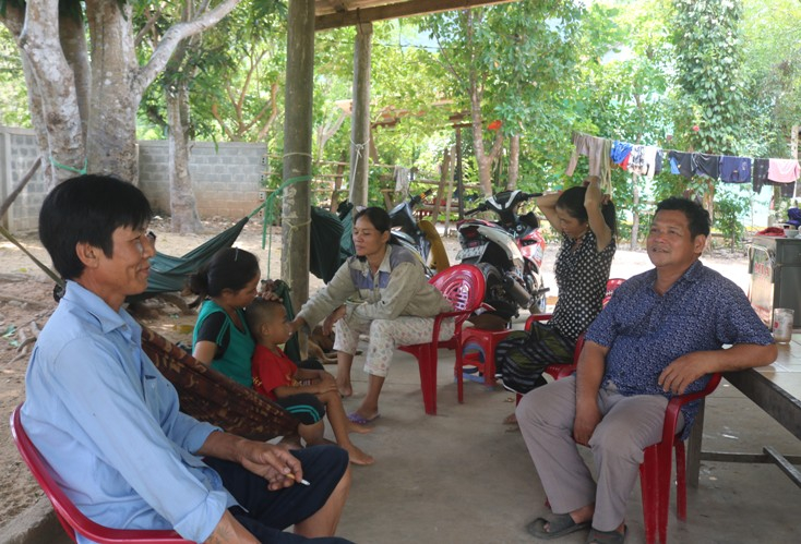   Ông Hồ Văn Phần luôn tích cực vận động người dân bản Khe Ngát chấp hành tốt mọi chủ trương, đường lối của Đảng, chính sách, pháp luật của Nhà nước. 
