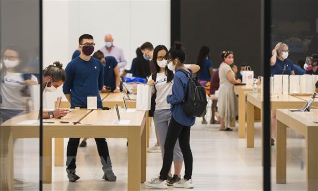  Khách hàng trải nghiệm các sản phẩm của Apple tại một cửa hàng ở Toronto, Canada. (Ảnh: THX/TTXVN)