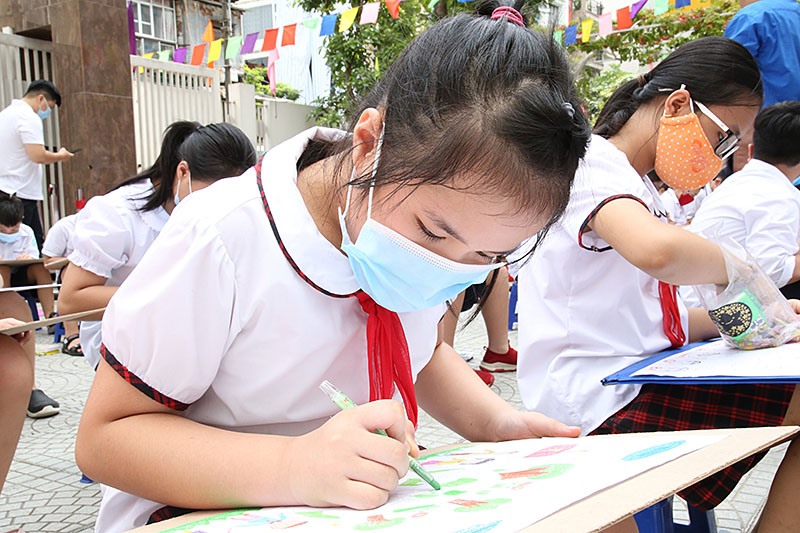  Thiếu nhi vẽ tranh hưởng ứng sau Lễ phát động.