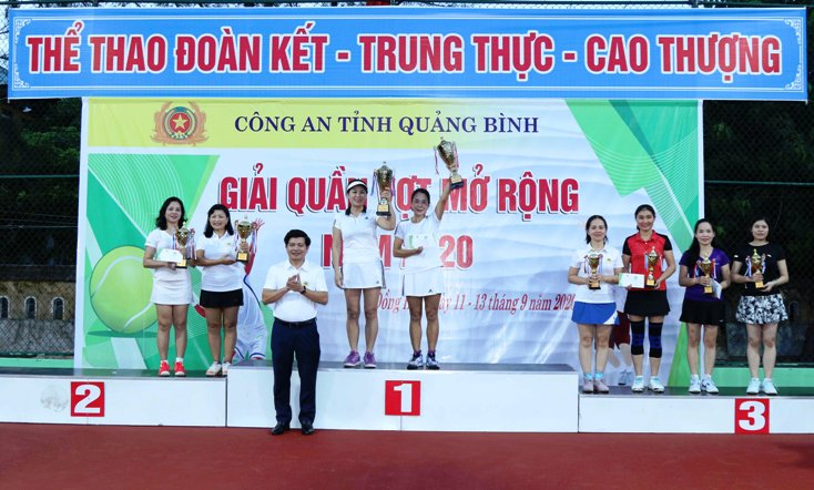 Lãnh đạo Sở Văn hóa – Thể thao trao giải cho các cặp đôi nữ xuất sắc