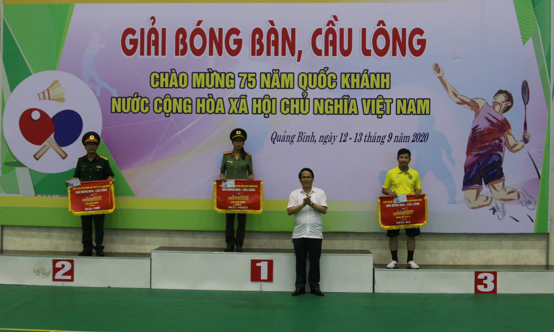 Ban tổ chức trao giải nhất, nhì, ba toàn đoàn cho các đơn vị.