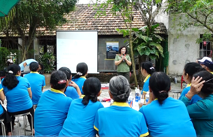 Cán bộ Phòng Quản lý xuất nhập cảnh, Công an tỉnh giới thiệu cho người dân những thủ tục xuất nhập cảnh bảo đảm pháp luật của trong nước và quốc tế.