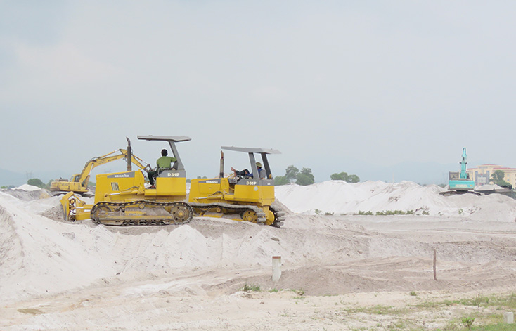 Tiến độ thi công san lấp mặt bằng khu vực trung tâm huyện lỵ Quảng Trạch khá chậm. 