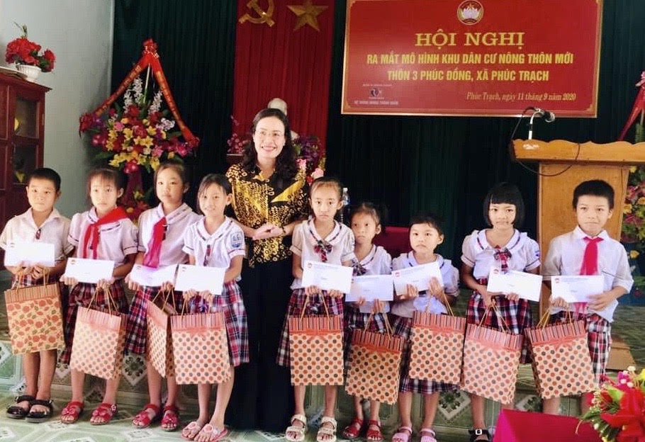 Đồng chí Chủ tịch Ủy ban MTTQVN tỉnh Phạm Thị Hân tặng quà cho học sinh nghèo vượt khó tại hội nghị ra mắt KDC NTM thôn 3 Phúc Đồng, xã Phúc Trạch, huyện Bố Trạch. 