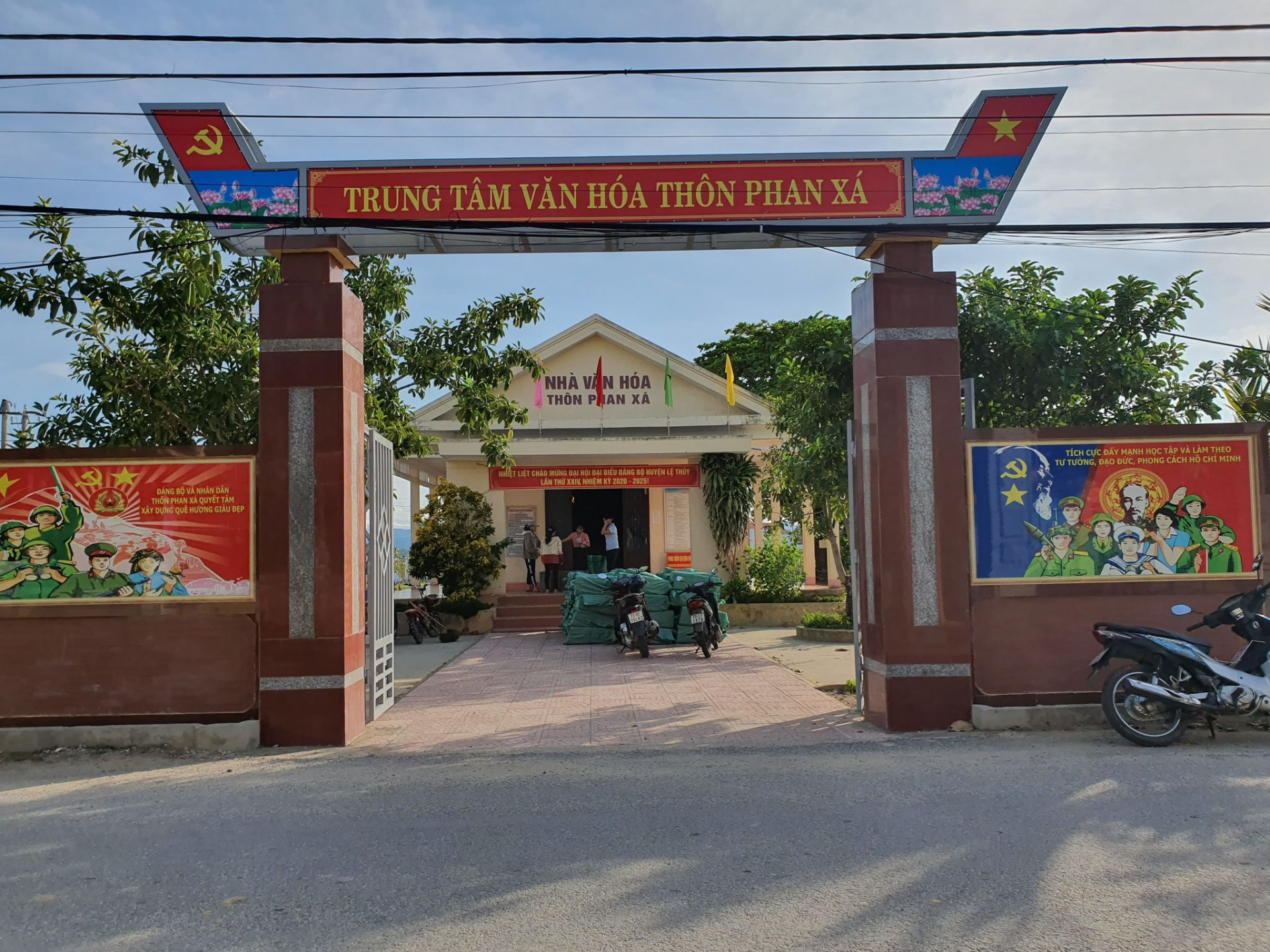   Nhà văn hóa thôn Phan Xá được xây dựng khang trang. 