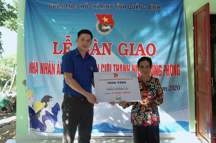 Đồng chí Đặng Đại Bàng, Bí thư Tỉnh đoàn Quảng Bình bàn giao nhà nhân ái cho cựu TNXP Võ Thị Trung.