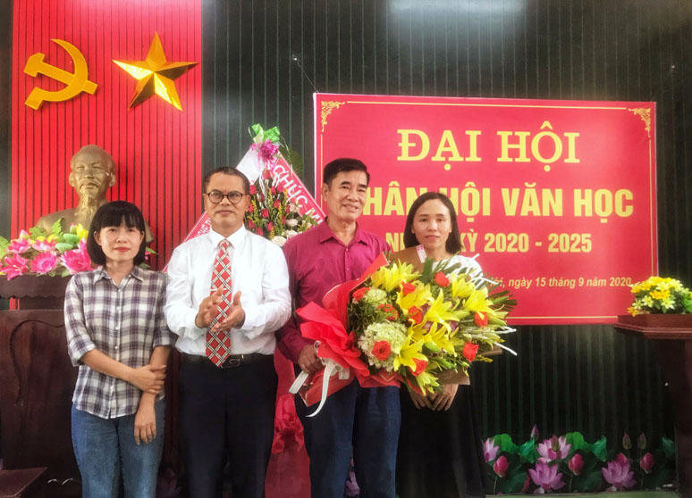 Nhà văn Kim Cương tiếp tục được bầu giữ chức Phân hội trưởng Phân hội văn học nhiệm kỳ 2020-2025.