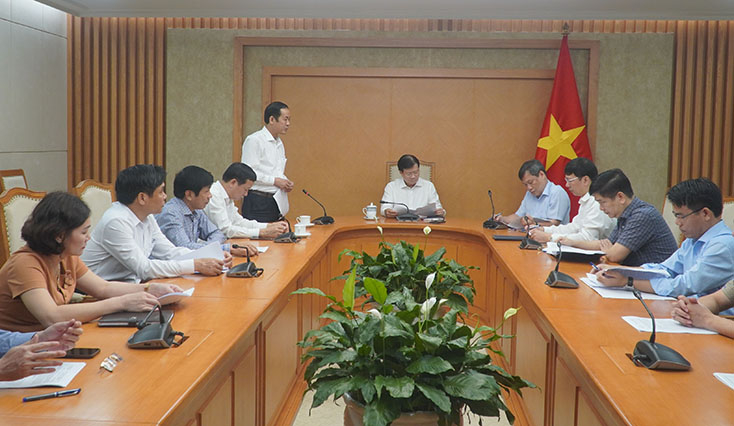 đồng chí Chủ tịch UBND tỉnh Trần Công Thuật đã báo cáo tóm tắt những nội dung mà tỉnh Quảng Bình đề nghị Chính phủ quan tâm hỗ trợ