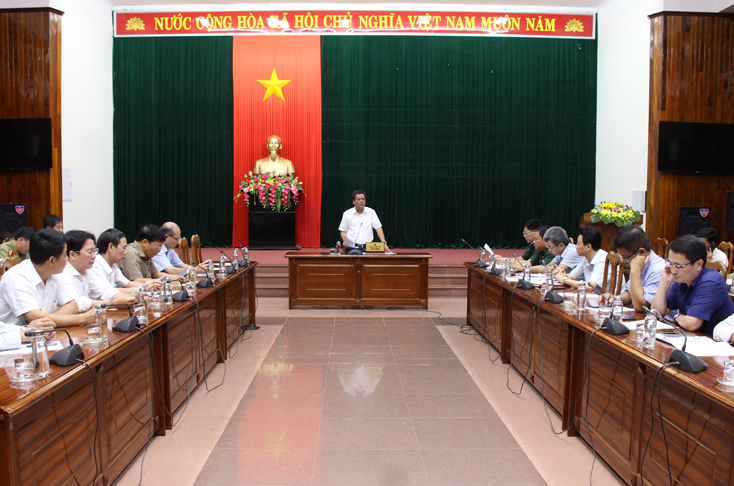 Đồng chí Trần Phong, Tỉnh ủy viên, Phó Chủ tịch UBND tỉnh, Phó Trưởng Ban Thường trực Ban chỉ huy phòng chống thiên tai và tìm kiếm cứu nạn kiêm phòng thủ dân sự tỉnh phát biểu tại cuộc họp