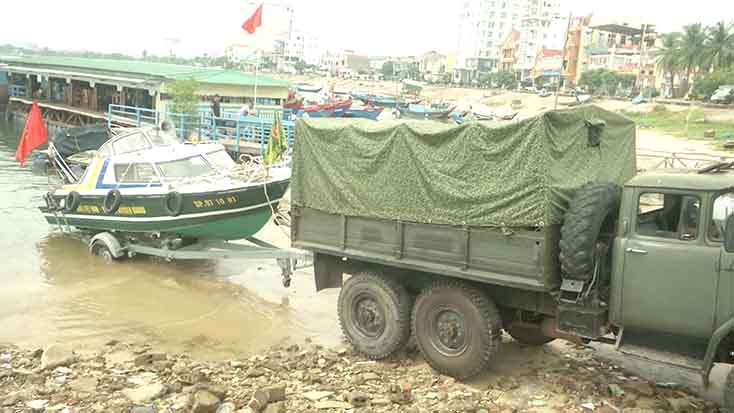 Cán bộ, chiến sĩ tổ chức hạ thủy ca nô sẵn sàng thực hiện nhiệm vụ. 