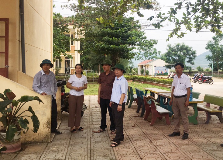 Lãnh đạo tỉnh và huyện Bố Trạch đang kiểm tra việc tránh trú bão tại các trường học trên địa bàn thị trấn Phong Nha.