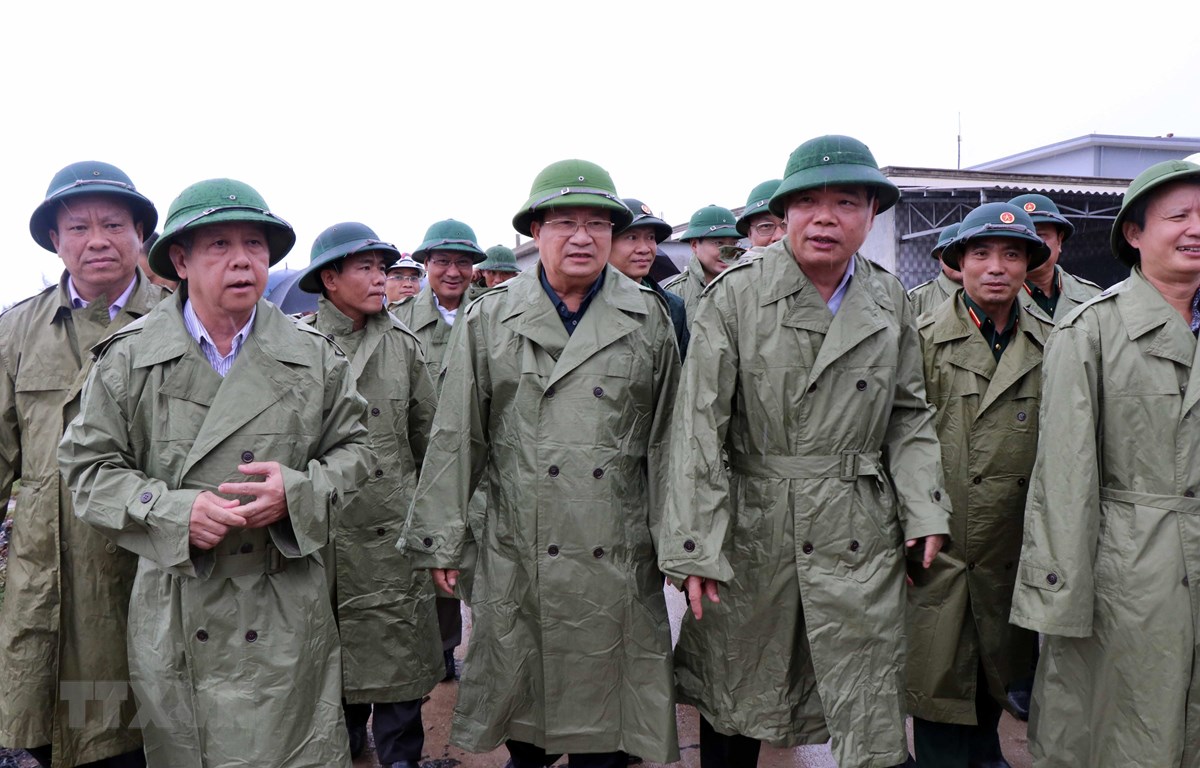 Phó Thủ tướng Chính phủ Trịnh Đình Dũng kiểm tra công tác chuẩn bị ứng phó với bão số 5 tại khu cảng cá Thuận An, huyện Phú Vang, tỉnh Thừa Thiên-Huế. (Ảnh: Đỗ Trưởng/TTXVN)