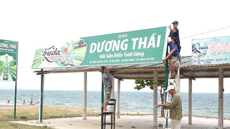 Người dân thị xã Ba Đồn chằng chéo nhà cửa, hàng quán để phòng chống bão số 5