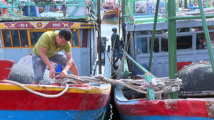 Ngư dân neo đậu tàu thuyền