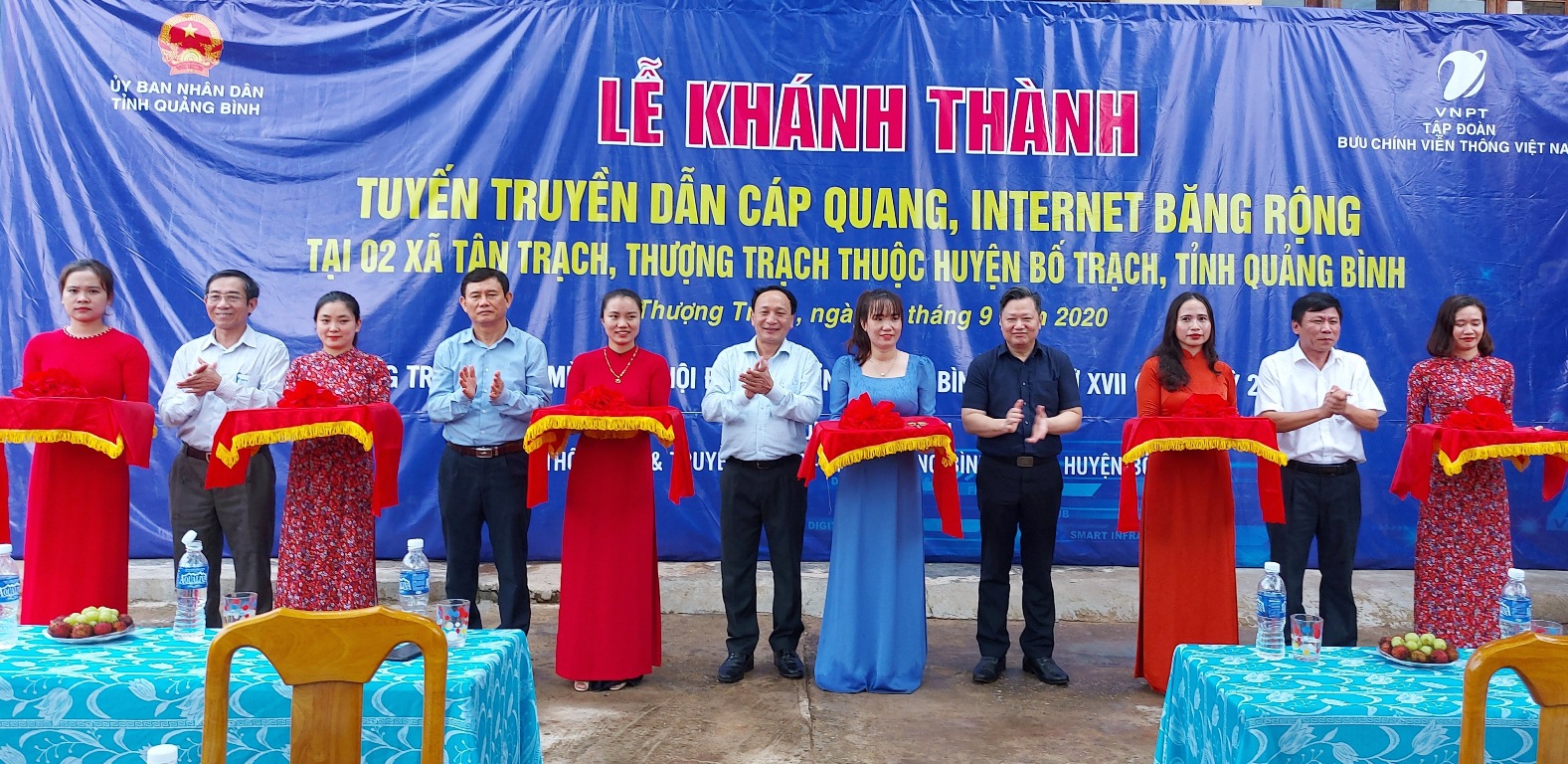 Các đại biểu cắt băng khánh thành dự án.