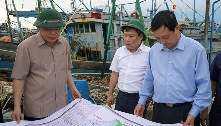 Đồng chí Bộ trưởng Bộ NN và PTNT: Cùng với công tác phòng chống bão ở những địa bàn đồng bằng và ven biển, Quảng Bình cần quan tâm các địa phương vùng núi, đề phòng lũ ống, lũ quét