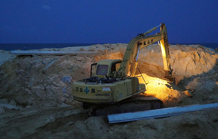 Công trình kè biển Nhân Trạch đang được khẩn trương thi công vào tối 17-9 để bảo đảm an toàn hạng mục trước khi bão số 5 đổ bộ  