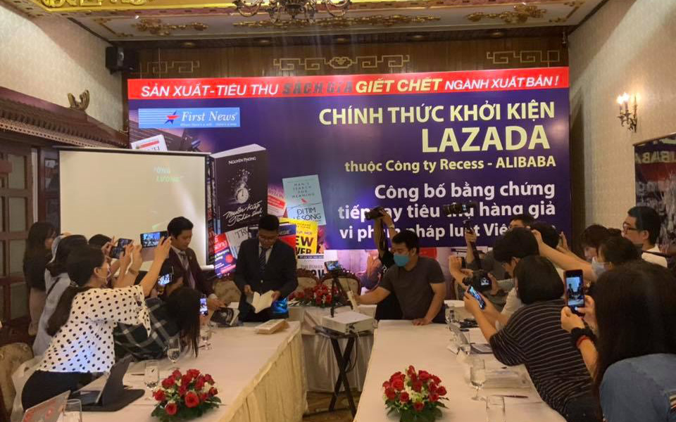   So sánh giữa sách thật và sách giả trong buổi họp báo công bố vụ kiện Lazada của First News - Trí Việt,