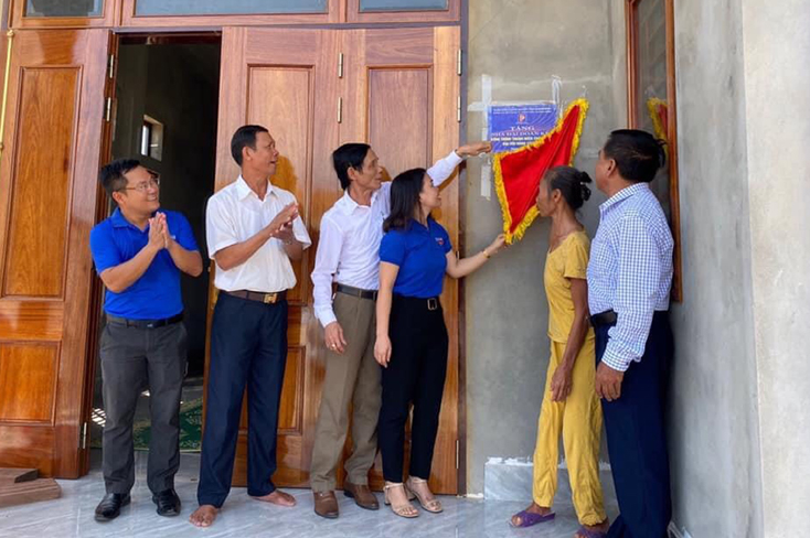 Bàn giao nhà Đại đoàn kết cho gia đình bà Phan Thị Huệ.
