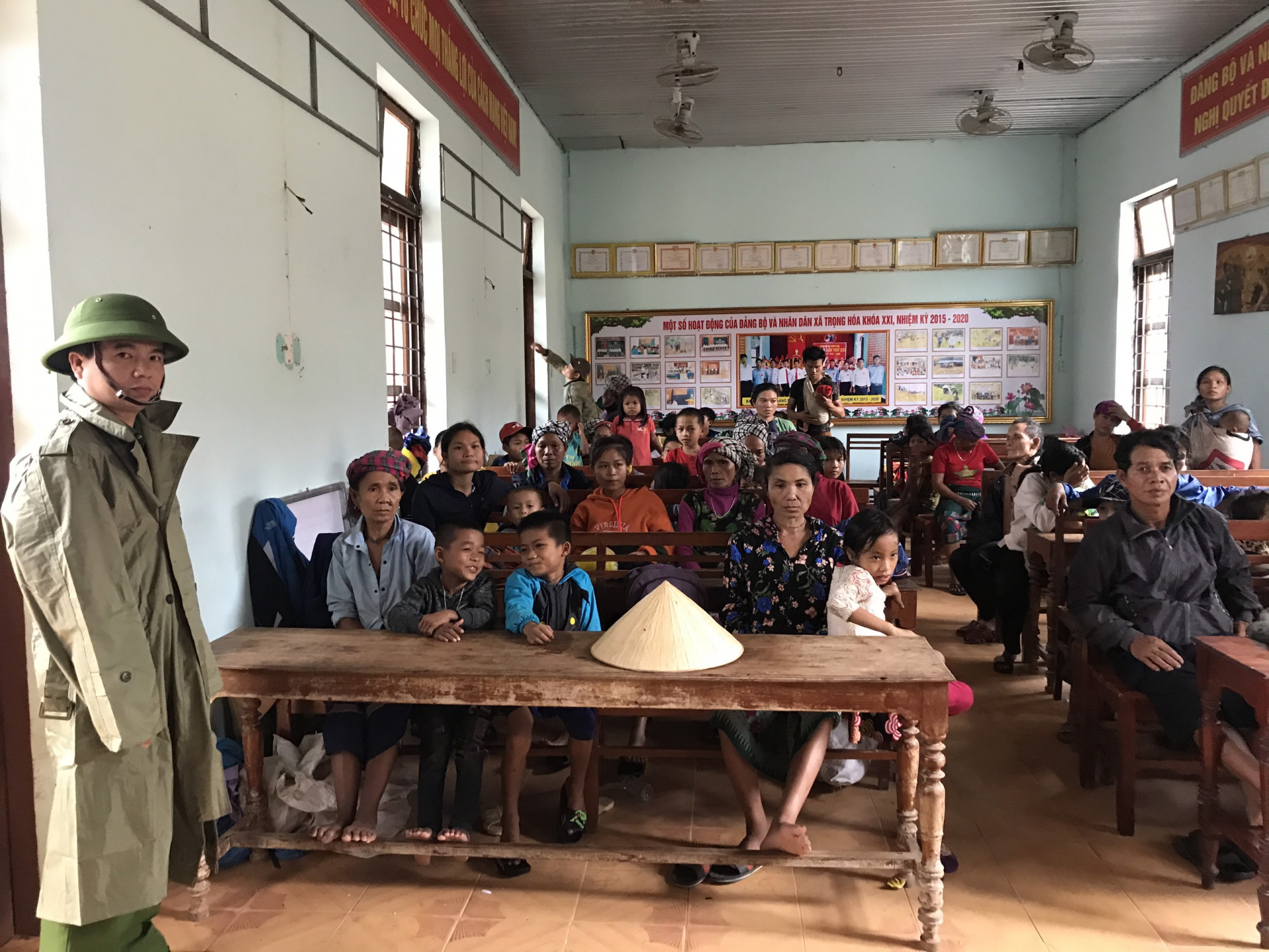 Người dân Trọng Hóa vào tránh trú bão lũ ở trụ sở UBND xã.