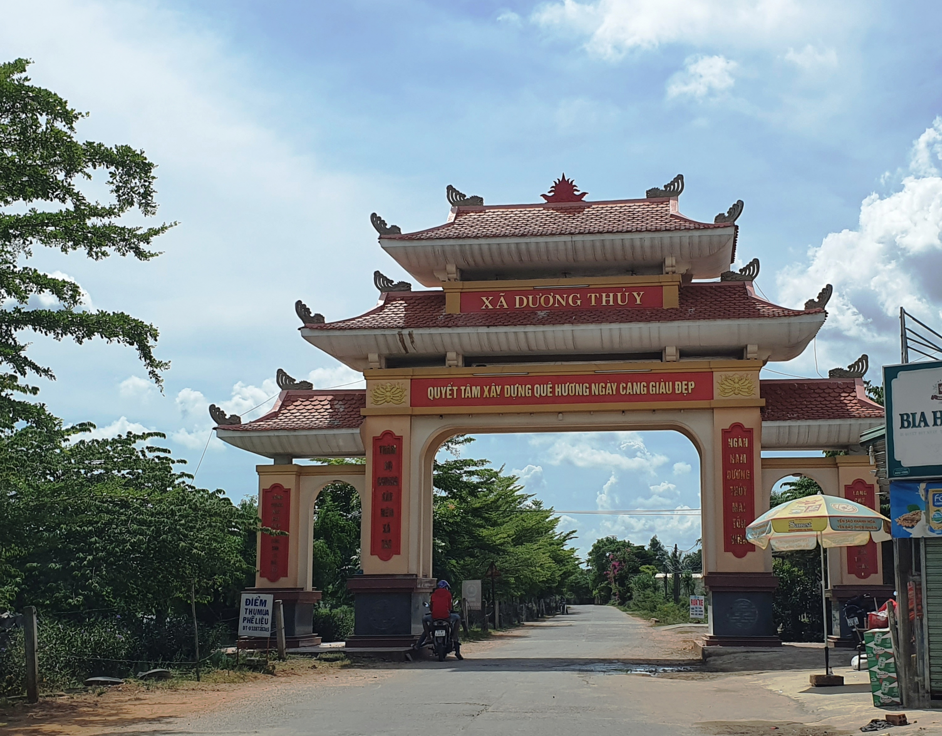  Đường về xã Dương Thủy hôm nay. 