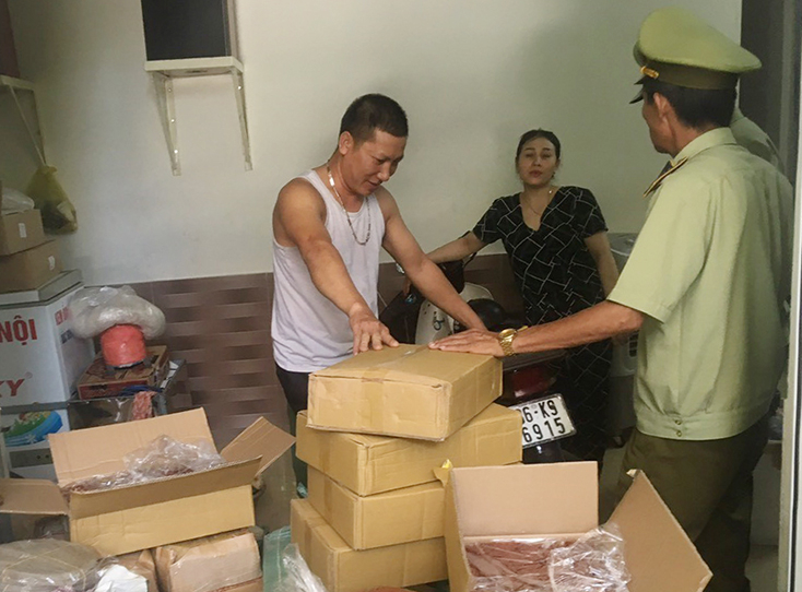 Đội QLTT số 1 tiến hành kiểm tra các cơ sở sản xuất, kinh doanh trên địa bàn TP. Đồng Hới. 