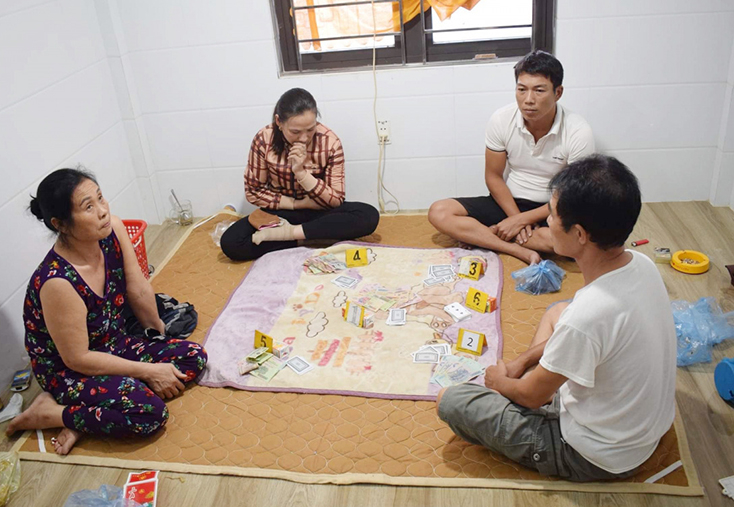 Hiện trường vụ đánh bạc bị lực lượng Công an Quảng Trạch triệt phá.
