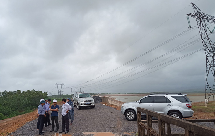 Các phòng ban, đơn vị chức năng trực thuộc Sở Nông nghiệp và PTNT kiểm tra các hồ đập trước trong và sau khi bão số 5 đi vào đất liền tỉnh ta.