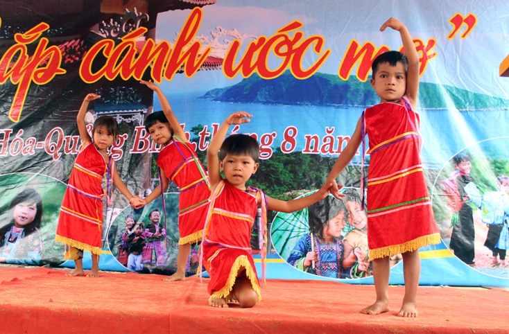  Những học sinh Mã Liềng, thế hệ tương lai kế thừa cha anh đi trước, tiếp tục bay cao, bay xa hơn về phía chân trời no ấm, hạnh phúc.