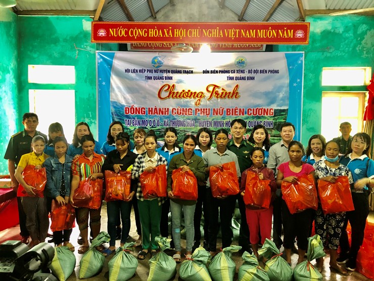  Chương trình trao quà cho chị em phụ nữ ở bản Mò o ồ ồ.