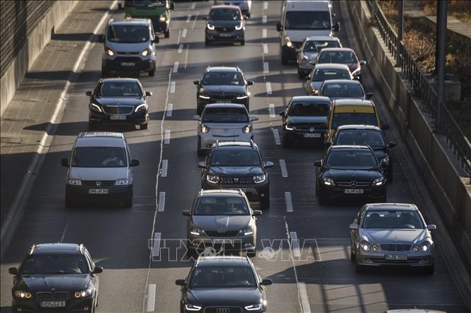 Ô tô di chuyển trên đường phố tại Berlin, Đức. Ảnh: AFP/TTXVN