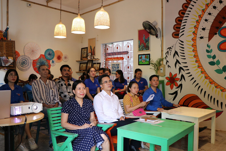 Các học viên tham gia khóa học tại Talk Cafe.