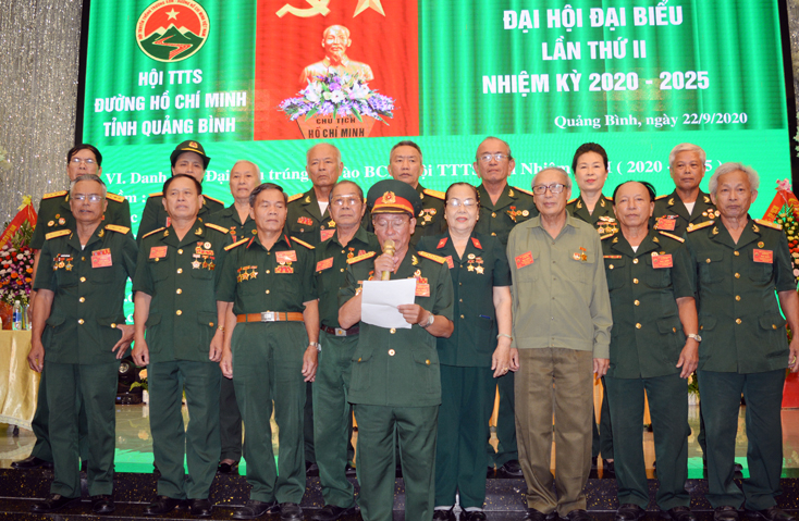 BCH Hội TTTS - đường Hồ Chí Minh tỉnh khóa II, nhiệm kỳ 2020-2025 ra mắt, nhận nhiệm vụ tại đại hội.