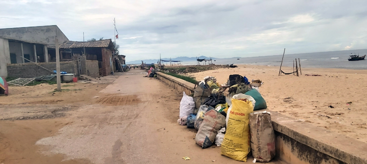 Nhiều đống rác ở xã Nhân Trạch được người dân mang ra để ngỗn ngang, không đúng với vị trí được quy định