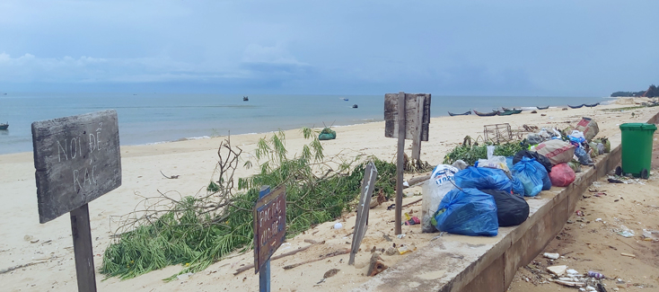 Một vị trí tập kết rác tạm thời ở xã Nhân Trạch đã  