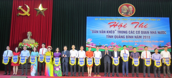           Các đồng chí lãnh đạo tỉnh tặng cờ lưu niệm cho những đơn vị tham gia hội thi “Dân vận khéo” trong các cơ quan nhà nước.