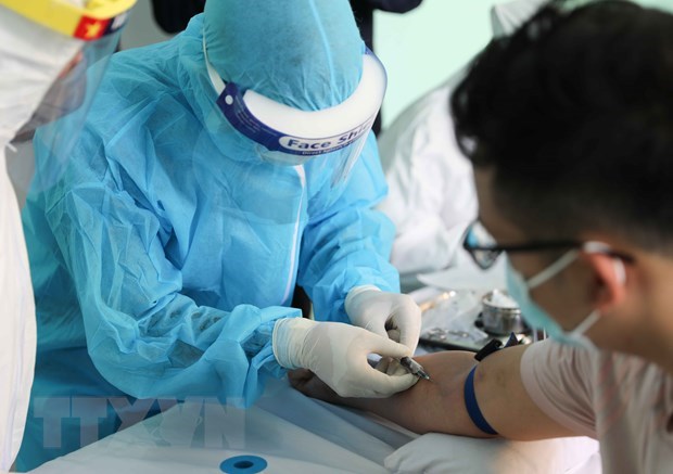 Xét nghiệm COVID-19 cho những đối tượng có nguy cơ. (Ảnh: TTXVN/Vietnam+)