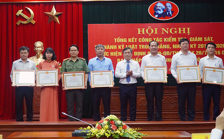 Đồng chí Bí thư Tỉnh ủy Vũ Đại Thắng trao Bằng khen của Ban Thường vụ Tỉnh ủy cho các tập thể