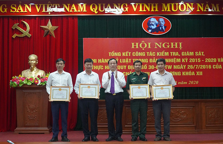 Đồng chí Chủ nhiệm UBKT Tỉnh ủy Đinh Công Hải trao giấy khen của UBKT Tỉnh ủy cho các tập thể